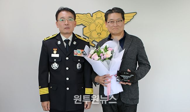 대전소방본부 우수 구급지도의사에 감사패 수여-김문용 소방본부장과 박성수 교수