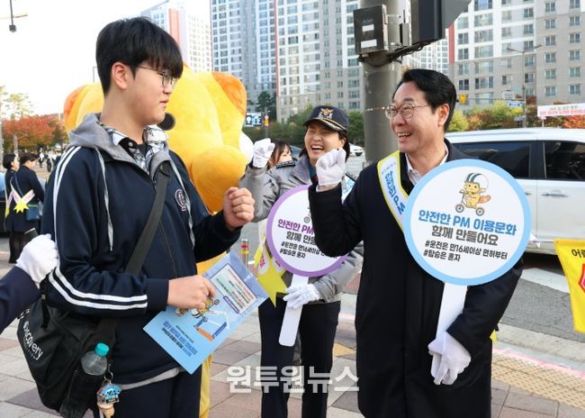 정명근 화성특례시장 및 관계자들이 4일 개인형 이동장치 교통안전 캠페인을 하고 있다