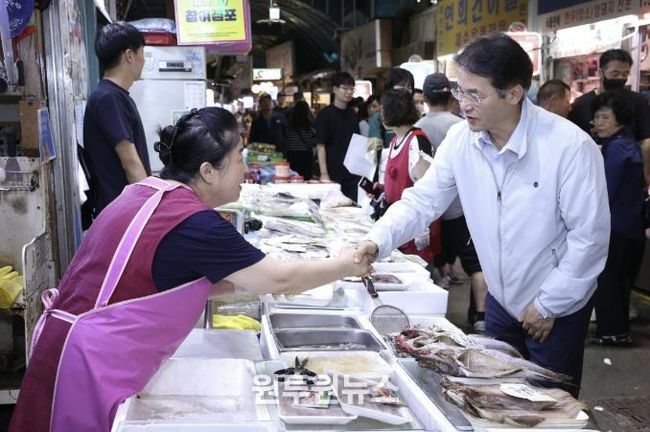한가위 맞이 전통시장에 방문한 이동환 고양특례시장