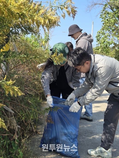 전남교육청교육연수원 행정전문리더과정 연수생들이 환경정화‧사랑나눔 봉사활동을 하고 있다.
