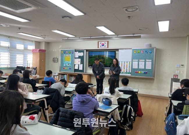 수업을 듣는 원중초등학교 학생들