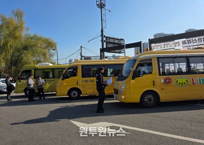 2025 하반기 어린이통학버스 합동점검을 진행하고 있는 모습 (사진/군포의왕교육지원청 의왕교육지원센터)