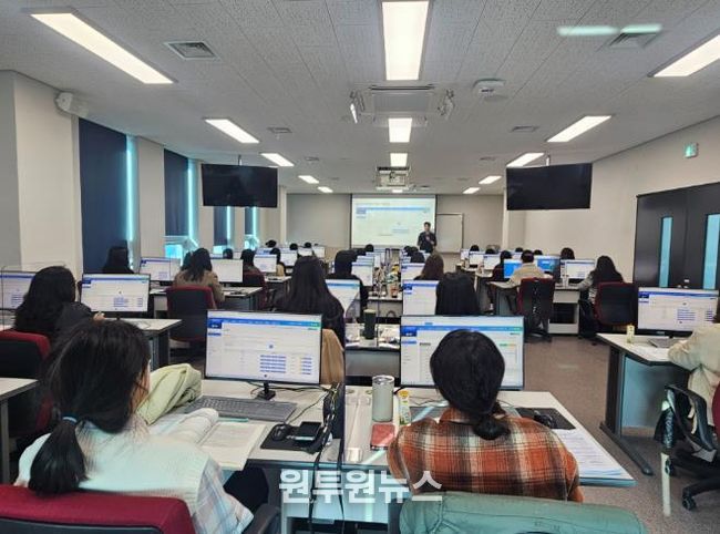 강북교육지원청이 5일 교육연수원에서 주관한 '늘봄학교 업무 담당자 연수'에서 참가자들이 연수를 듣고있다