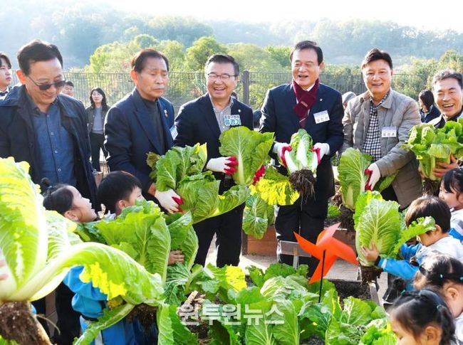 중랑행복6농장 개장식에 참석한 류경기 중랑구청장과 관계자들의 모습
