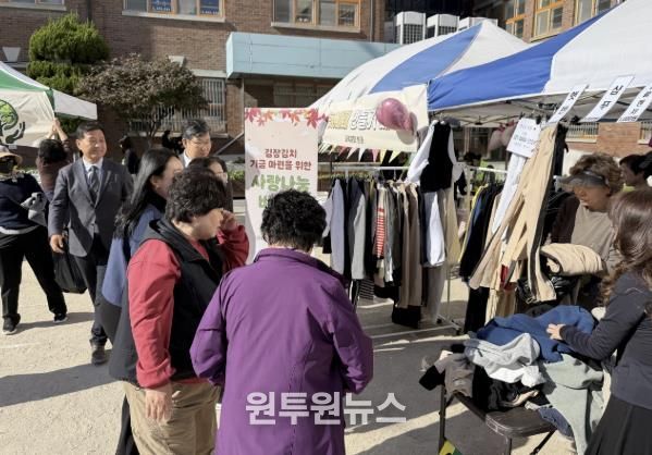 서울 장위동 장곡초등학교 운동장에서 사랑나눔 바자회가 열렸다