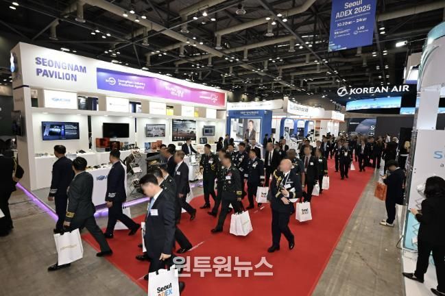 관람객들이 ‘서울국제항공우주 및 방위산업전시회(이하 ADEX)’에 설치된 성남시 기업공동관을 둘러보고 있다