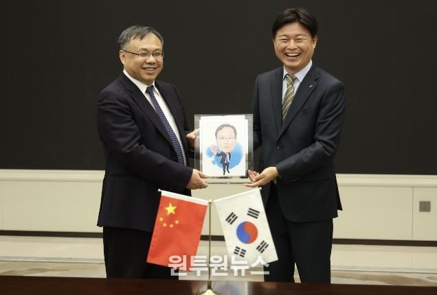 조용익 부천시장(오른쪽)이 2일 왕흐어성 하얼빈시장을 만나 자매결연 체결 30주년을 기념하며 사진을 촬영하고 있다.