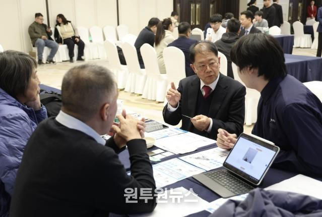 3일 열린 ‘부천시-하얼빈시 기업 수출상담회’에서 관내 기업과 하얼빈 현지 에이전시가 1:1 비즈니스 상담을 진행하고 있다.