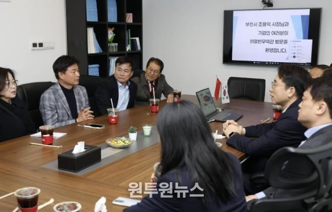 조용익 부천시장(윗줄 왼쪽 두번째)가 하얼빈 코트라무역관을 방문해 관내 기업 판로 개척에 대해 논의하고 있다.