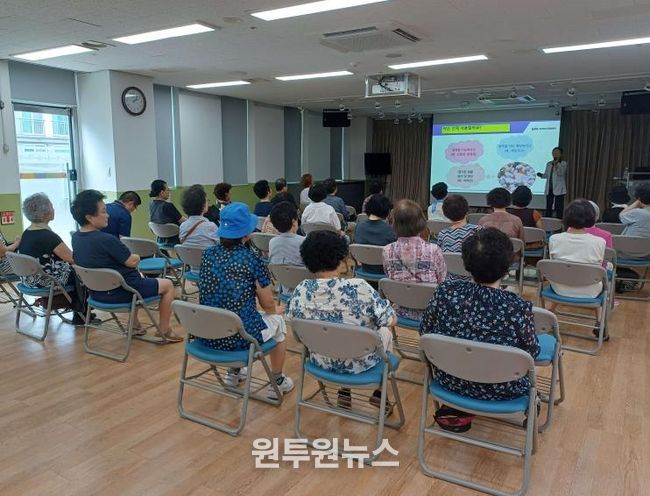 노년기 의약품 안전 사용 교육하는 모습