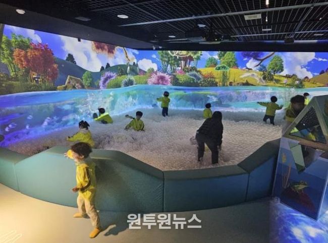 태화강생태관, 미디어아트 신규 전시공간 ‘물빛놀이터’ 인기