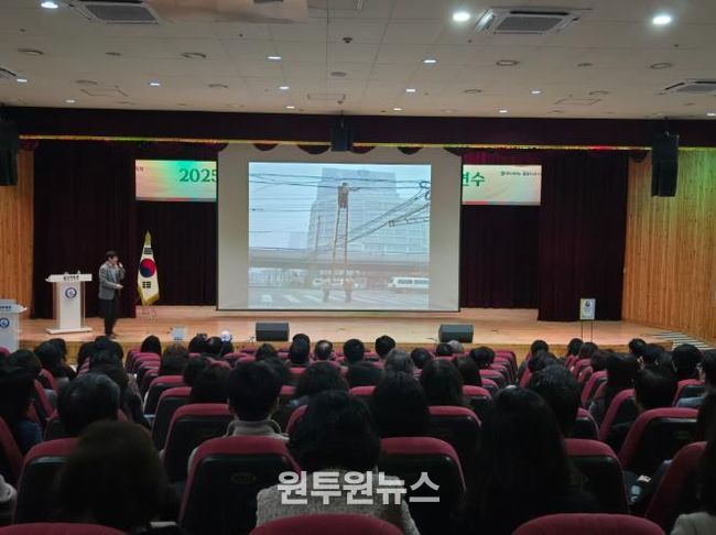 울산교육청은 4일 울산과학관 빅뱅홀에서 안전관리자 대상으로 '중대재해 예방 이해와 역량강화' 연수를 열었다