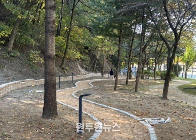 석사근린공원에 조성하고 있는 맨발길(작업 중)