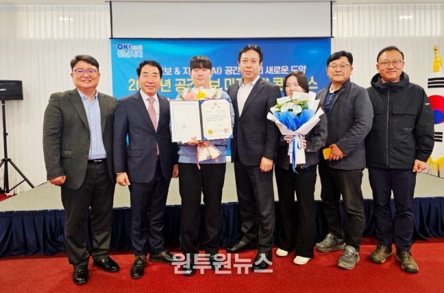 강진군이 ’2025년 공간정보 및 도로명주소 연구과제 경진대회‘에서 최우수상을 수상하고 기념촬영을 하고 있다.