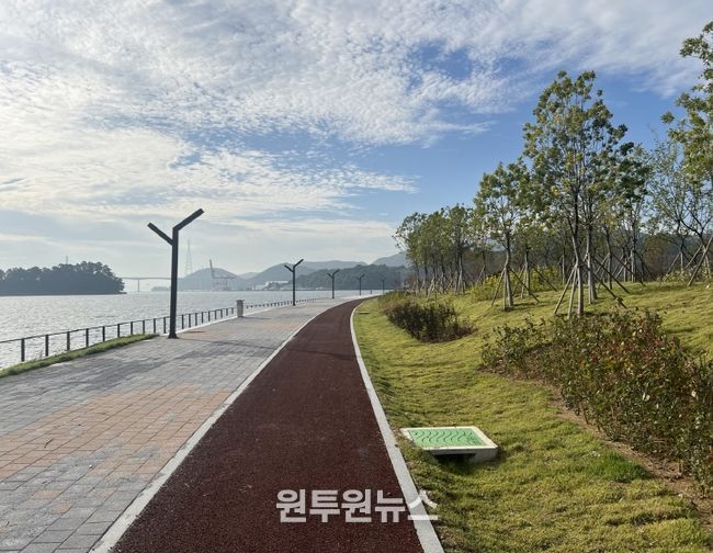 해양신도시 상부산책로, 에메랄드 그린웨이 맨발걷기, 웰컴스퀘어 광장