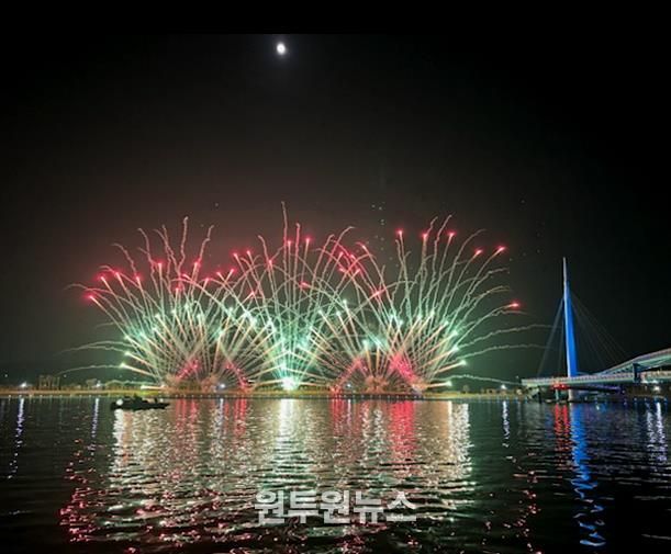 창원시, 제25회 마산가고파국화축제, 불꽃쇼로 가을밤 수 놓았다