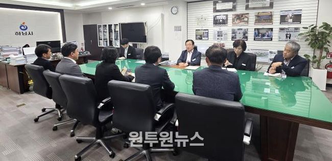 하남시의회 의장단과 상임위원장단은 11월 5일 이현재 하남시장실을 방문해 문화 예산 삭감 발언에 대한 유감의 뜻을 표명하고, 내년 예산 심사를 앞두고 하남발전을 위한 협치 의지를 재확인했다. (사진_하남시의회 제공)