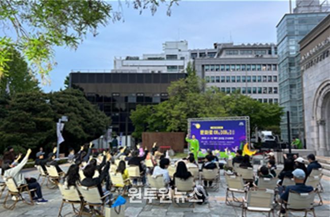 서울시립미술관에서 열린 코미디 마임 공연을 관람하는 시민들 모습