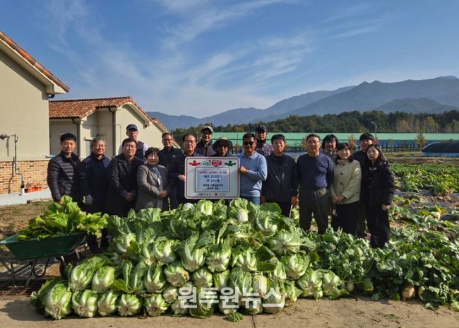 무주군 체제형 가족실습농장 교육생들, 직접 재배한 배추·무 기부 눈길