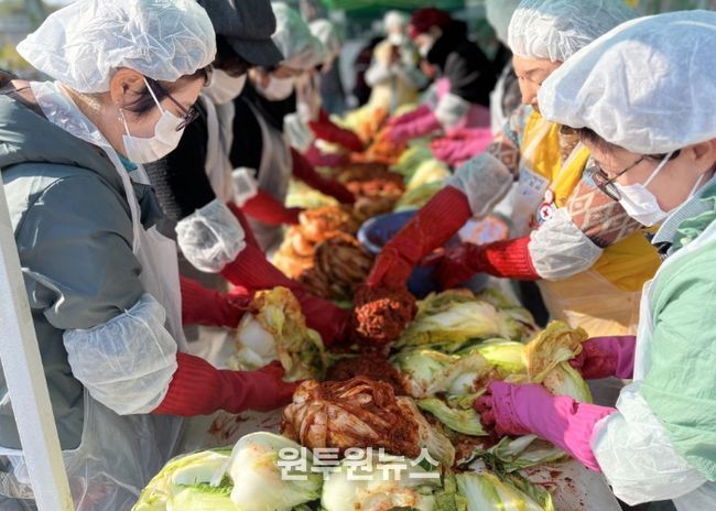 고양시여성단체협의회 회원과 자원 봉사자들이 김장하고 있다.