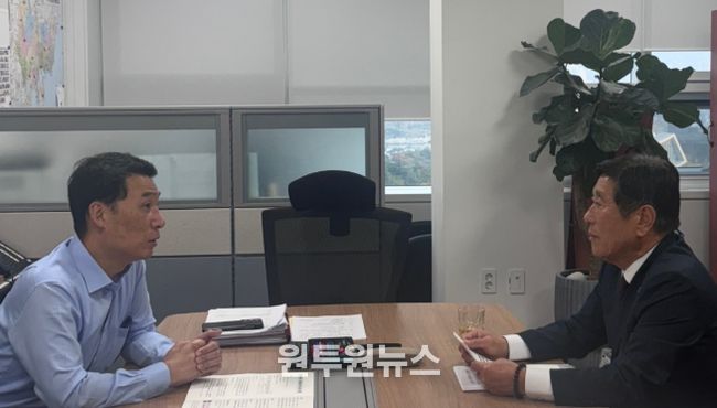 행정안전부 하종목 지방재정국장과 업무협의를 추진하고 있는 조상래 곡성군수