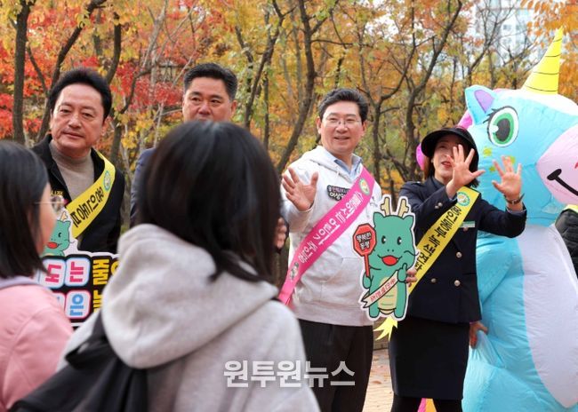 이상일 용인특례시장은 6일 용인백현초에서 열린 어린이 교통안전 캠페인에 참여했다