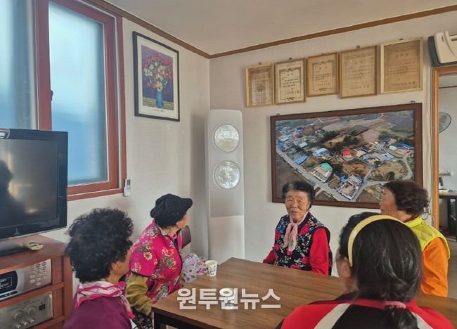 가전제품 구입비 지원으로 경로당에 새로 설치된 에어컨