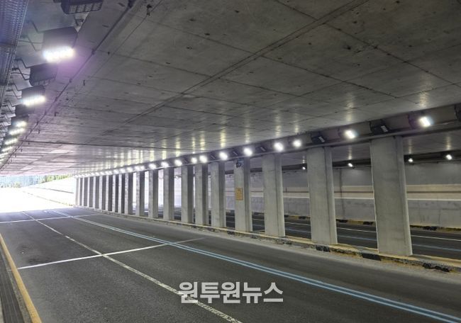 상대지하차도 내 전기시설 지상 설치 완료 후 조명 점등 상태를 확인하고 있다.