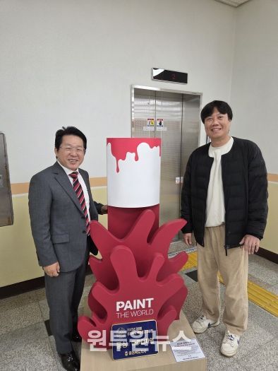 진천읍 예술작품 기탁식 사진(오른쪽 권진수 대표)