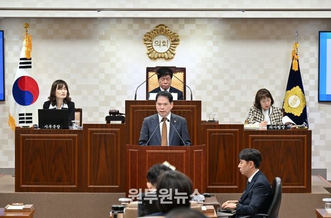 제290회 정례회 제1차 본회의에서 김성군 의원 5분 자유발언 모습