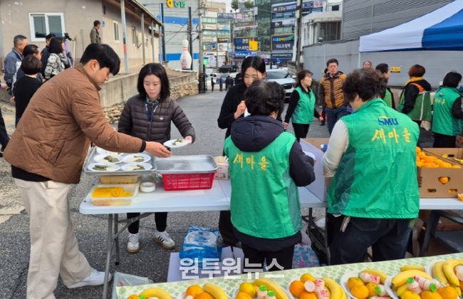 경상원이 남양주 퇴계원먹자골목상점가에서 지역 어르신들에게 짜장면 300그릇을 대접했다.