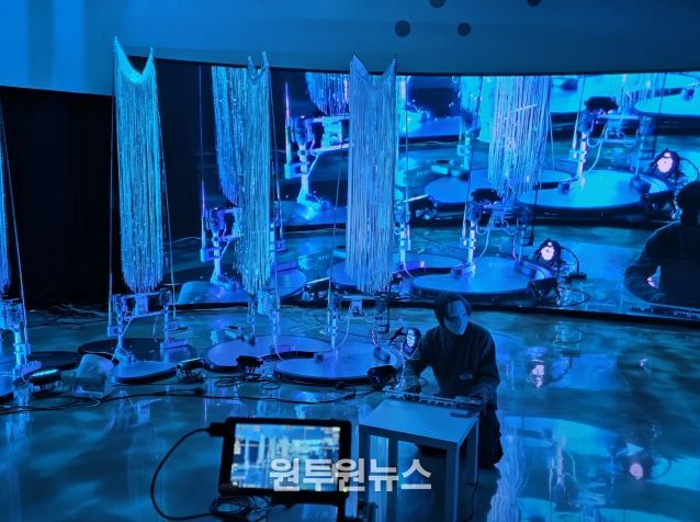 권병준 작가가 프리뷰 퍼포먼스를 진행하고 있다.