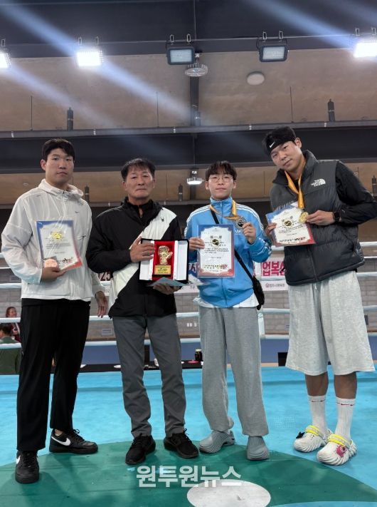 왼쪽부터 강병진 선수, 김봉철 감독, 윤주성 선수, 정태욱 선수