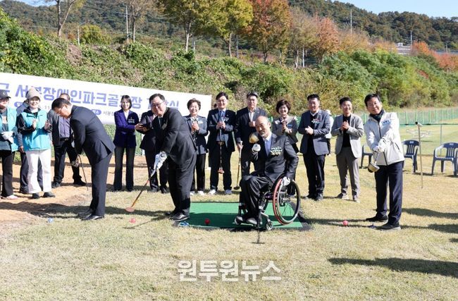 박병규 광산구청장이 10일 서봉장애인파크골프장 개장식에서 정진완 대한장애인체육회장, 김명수 광산구의회 의장과 함께 시타를 하고 있다.