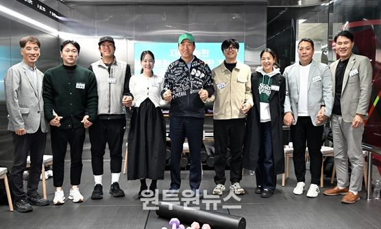 오세훈 서울시장이 10일(월) 영등포구 5호선 여의나루역 러너스테이션에서 열린 '지속가능한 러닝문화 조성을 위한 간담회' 참석자들과 기념사진을 촬영하고 있다.