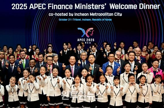 유정복 인천광역시장이 10월 21일 연수구 트라이보울에서 열린 'APEC 재무장관회의 만찬 공연'을 마친 뒤 기념촬영을 하고 있다