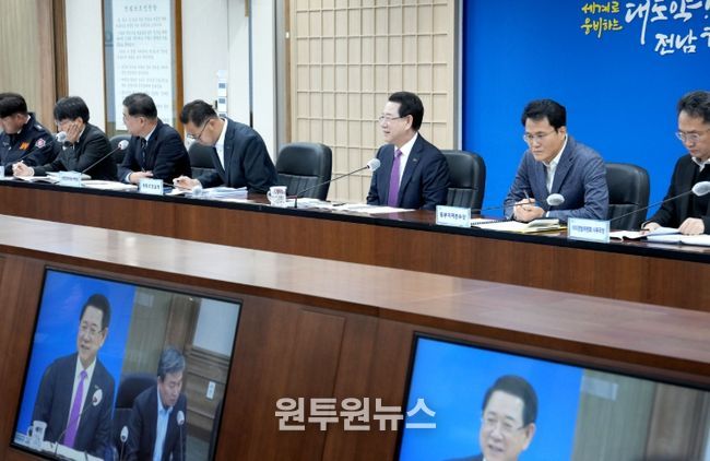 김영록 전라남도지사가 11일 도청 서재필실에서 실국장 정책회의를 주재하고 도정 현안을 논의하고 있다.