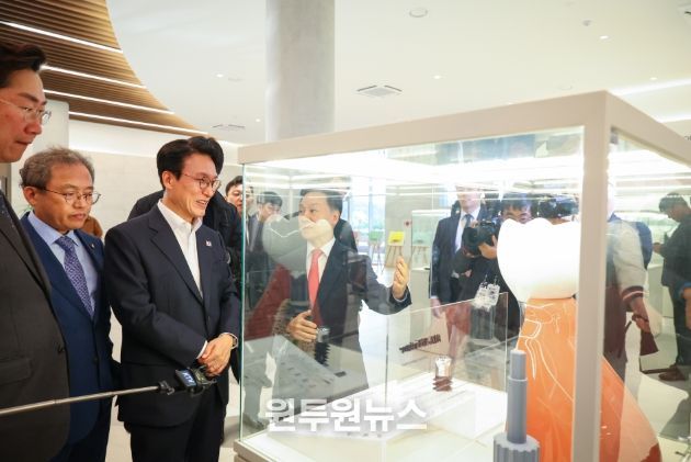 김민석 국무총리가 11일 강원도 원주시 원주 의료기기 클러스터 내 네오바이오텍을 방문, 시찰을 하고 있다.