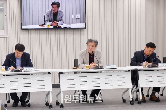 정용래 유성구청장이 지난 11일 오후 11월 확대간부회의를 주재하며 간부 공무원들의 책임의식을 강조하고 있다.