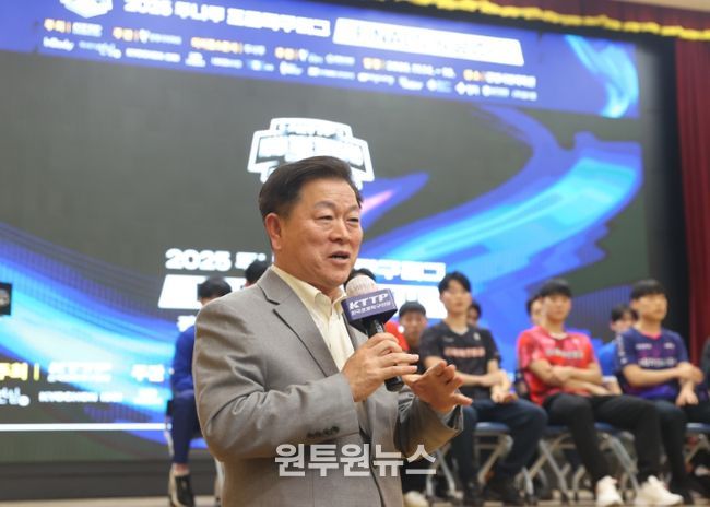 박승원 광명시장이 12일 오후 시청 대회의실에서 열린 ‘2025 두나무 프로탁구리그 파이널스’ 미디어데이에 참석해 인사말을 하고 있다.