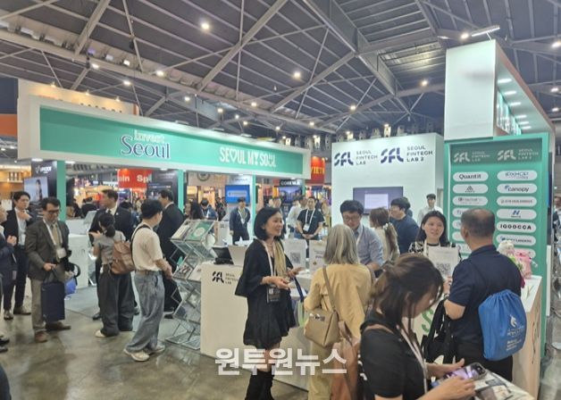 싱가포르 핀테크 페스티벌에서 관람객들이 ‘서울핀테크랩’ 부스를 둘러보고 있다.