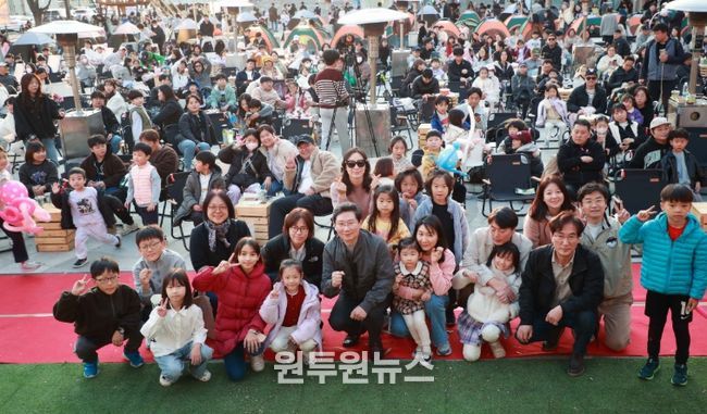 이상일 용인특례시장이 15일 용인포은아트홀 문화광장에서 열린 ‘2025 어텀라운지 페스티벌’에 참석해 시민과 소통의 시간을 갖고 있다