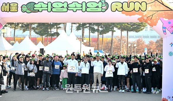 오세훈 서울시장이 16일(일) 마포구 상암월드컵공원 평화광장에서 열린 '2025 서울 쉬엄쉬엄 런'에 참석해 참가자들과 출발에 앞서 기념촬영하고 있다.