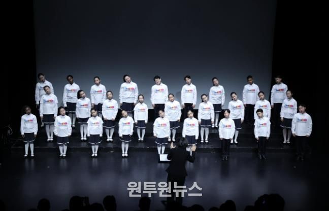 안산시 세계소년소녀합창단이 15일 소극장 보노마루에서 열린 ‘제15회 정기연주회’ 무대에서 합창을 하고 있다.
