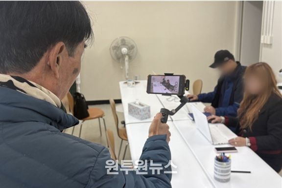 인천장애인종합복지관과 남동정신재활시설 그루터기가 협업하는 취업 준비 프로그램 ‘나의 꿈 찾기’ 참여 당사자들이 영상을 촬영하고 있다.