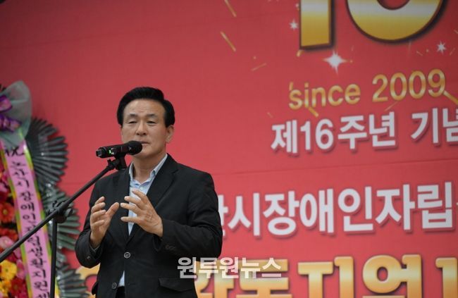 축사를 전하는 백성현 논산시장