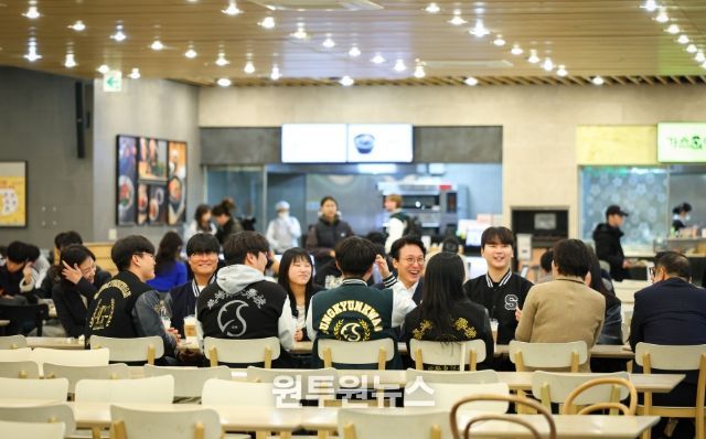 김민석 국무총리가 17일 '천원의 아침밥'을 제공하는 종로구 성균관대학교 은행골식당을 방문, 학생들과 대화를 하며 식사를 하고 있다.