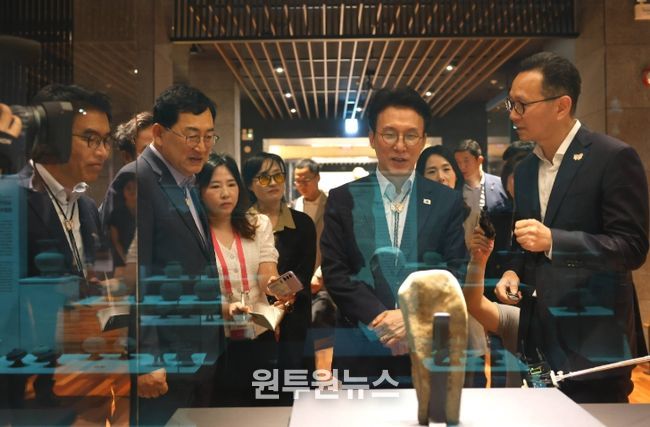 APEC 정상회의 점검을 위해 지난 7월 국립경주박물관을 찾은 김민석 국무총리(오른쪽 두번째)가 주낙영 경주시장(왼쪽 두번째)와 전시실을 둘러보고 있다.