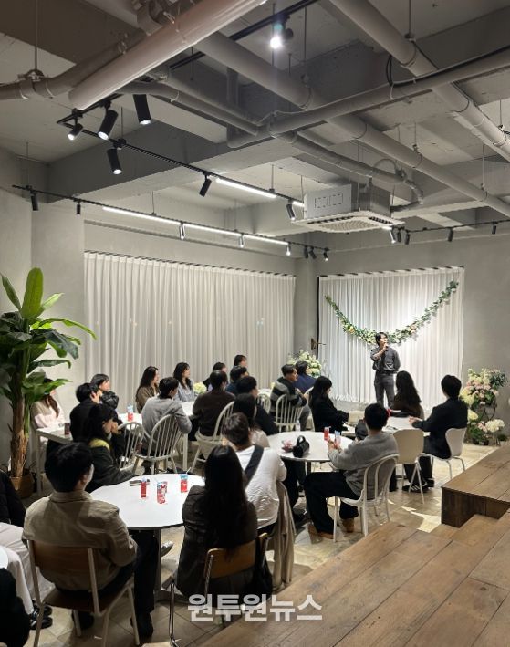 ‘설렘여행 in 경주’ 행사에 참가한 미혼 남녀들이 레크리에이션 프로그램을 통해 서로 소통하는 모습