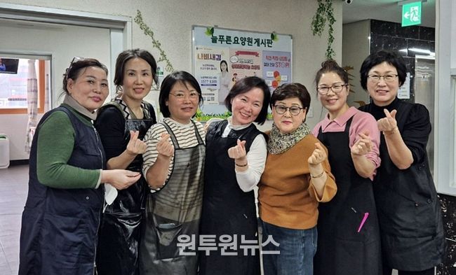 경주시 착한가격업소연합회 미용업 회원들이 17일 용강동 늘푸른요양원을 방문해 이·미용 봉사활동 후 기념촬영을 하고 있다.